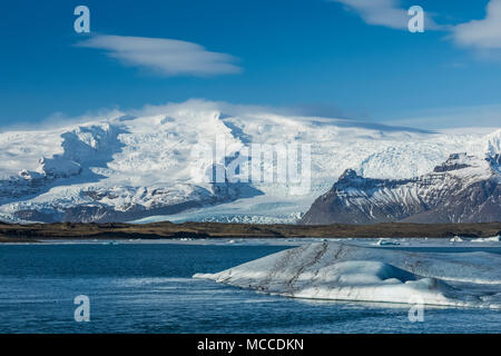 Eisberge Gekalbt in Jökulsárlón Lagune Gletscher Breiðamerkurjökull kommen aus Öraefajökull Vulkan entlang der Südküste Islands Stockfoto