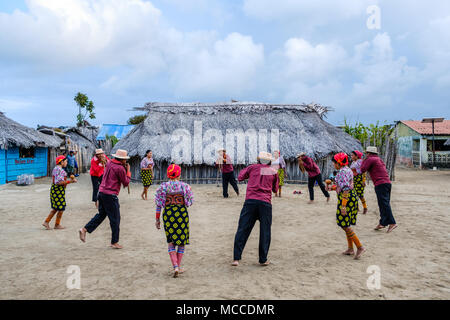 Guna Yala, Panama - März 2018: Traditioneller Tanz von Kuna Menschen im Dorf, San Blas Inseln. Kuna sind die Ureinwohner von Panama und Kolumbien Stockfoto