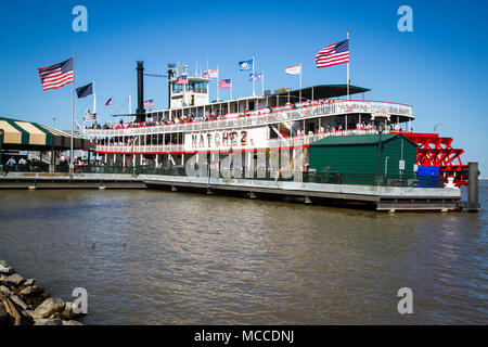 Steamboat Natchez, New Orleans, Louisiana, USA. Dampfschiff auf Mississippi Fluss mit Brücke im Hintergrund. Stockfoto