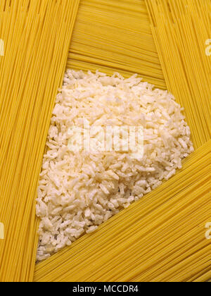 Noch immer leben von Nudeln und Reis. Spaghetti und weißer Reis. Stockfoto