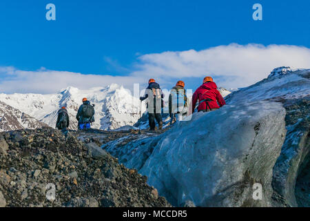 Gruppe während Ice Cave Tour von Höhlen und Spalten in den Svinafellsjökull, einem Tal Gletscher aus fließenden Öraefajökull Vulkan, ein Eis, schneebedeckten Vulkan in Vatn Stockfoto