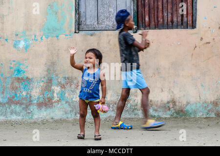 Guna Yala, Panama - März 2018: eine Gruppe von Kindern beim Spielen auf der Straße in einem ländlichen Dorf Kuna Stockfoto