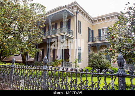 Colonel Kurzen's Villa, Herrenhaus im Garden District, New Orleans, Louisiana. Antebellum Herrenhaus mit cornstalk Zaun Stockfoto