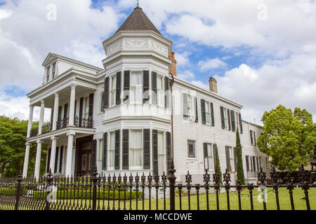 Women's Opera Guild House im Garden District von New Orleans, Louisiana, USA. Weiß Antebellum Anwesen mit schwarzer Stab Eisen Zaun. Tagsüber, horizontal Stockfoto