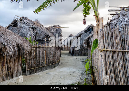 Guna Yala, Panama - März 2018: Ländliche strohgedeckten Häuser und Straße in traditionellen Kuna Dorf, San Blas Inseln Stockfoto