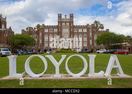 Loyola University, New Orleans, Louisiana, USA. Weiße Universität Schild mit dem Namen LOYOLA in Front mit Universität Gebäude hinter unterzeichnen. Horizontale. Stockfoto