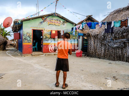 Guna Yala, Panama - März 2018: Junge vor Supermarkt (Mini super) in ländlichen Kuna Dorf, San Blas Inseln Stockfoto