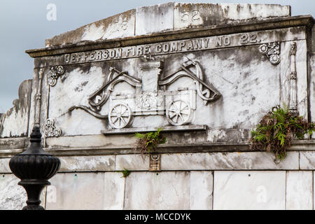 Weiße Grab mit Darstellung der historischen Feuerwehrauto grab Gesicht in Lafayette Cemetery #1 in New Orleans, Louisiana, USA. Stockfoto