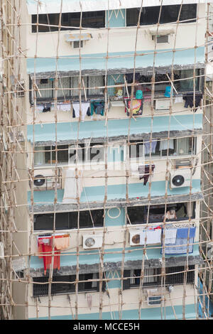 Erbauer Instandsetzung eines Gebäudes mit traditionellen indischen hölzernen Gerüst aus Holz Polen zusammen mit Seil, Malabar, Mumbai, Indien Stockfoto