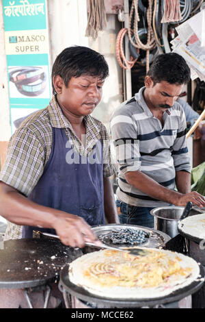 Koch, Masala Dosa auf einer heissen Platte in einem Mumbai Markt Stockfoto