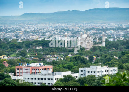 Blick auf die Skyline der Stadt Aurangabad in Maharashtra mit der Bibi Ka Maqbara Mausoleum Stockfoto