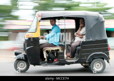 Sich schnell bewegende Bajaj motor Rikscha in Indien Stockfoto