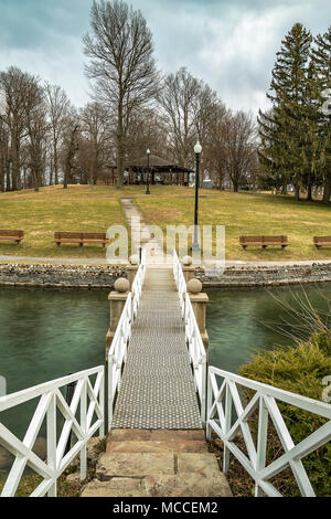 Eine Brücke über das Wasser, die zu den Wald Stockfoto