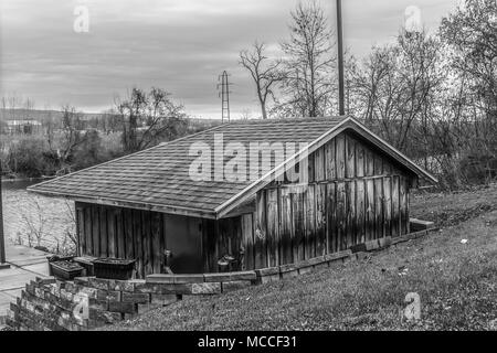 Storage Cottage am Fluss Stockfoto