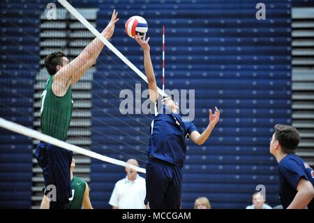 Player zurück - Übergabe einer Drop Shot im Netz und einem Gegner. USA. Stockfoto