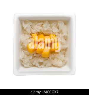 Thai Klebreis mit Mango in einem quadratischen Schüssel auf weißem Hintergrund Stockfoto