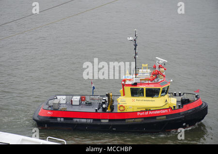 Amsterdam, Niederlande - 1 April 2018: Amsterdam Nr. 1 tug Neben Kreuzfahrtschiff Stockfoto