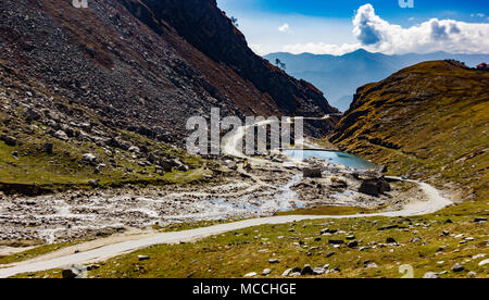 Fluss fließt durch das Tal der Berge unter blauem Himmel in Kaschmir Ladakh. Urlaubs- und Reiseziel. Stockfoto