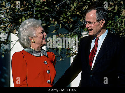 Washington, DC., USA, November 30, 1989 Präsident George H.W. Bush und seiner Frau Barbara im Rosengarten des Weißen Hauses. Stockfoto