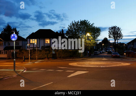 Einen kleinen Kreisverkehr bei Nacht, Wohn Bereich in New Malden, Kingston Upon Thames, London, niemand anwesend, blauen Himmel im Hintergrund. Stockfoto