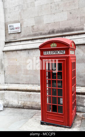 Rote Telefonzelle im Bell Yard London Stockfoto
