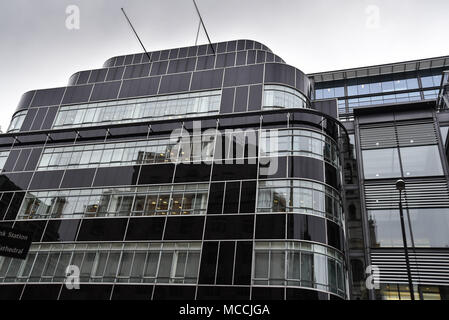 Schwarzes Glas Gebäude mit Reflexionen Stockfoto