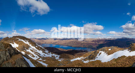 Der Blick auf Loch Katrine von der Oberseite des Ben Venue in die Trossachs Schottland. Stockfoto