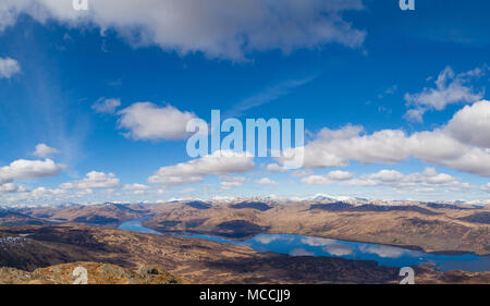 Der Blick auf Loch Katrine von der Oberseite des Ben Venue in die Trossachs Schottland. Stockfoto