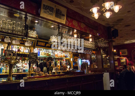 Innenausstattung des Schiffes Taverne, Gate Street, Holborn, London, WC2, Großbritannien Stockfoto