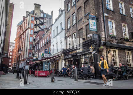 Die Königinnen Speisekammer Public House auf Cosmo Place, Bloomsbury, London, WC1, UK Stockfoto