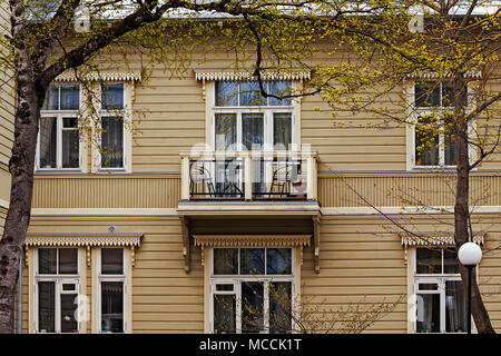 Ein Balkon an der Wand eines alten Holzhaus in Tallinn, Estland. Was für ein schönes Hotel für ein paar Stühle und ein Tisch. Stockfoto