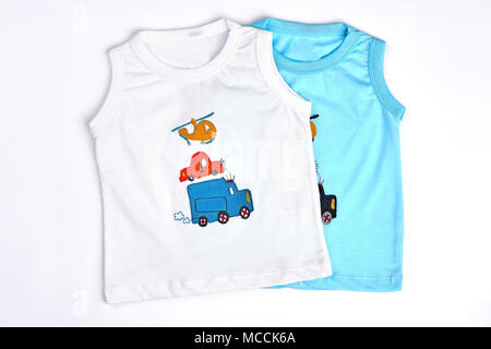 Sammlung von neuen t-shirts für Baby - Jungen. Weiß und Blau cartoon ärmelloses T-Shirts für die Jungen. Toddler boy hochwertige Sommer Cartoon-t-shirts Stockfoto