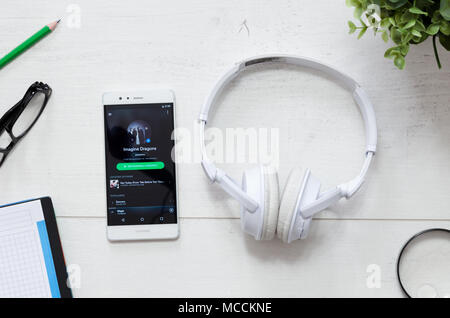WROCLAW, Polen - 29. MÄRZ 2018: Spotify ist eine Musik Service, bietet rechtliche Streaming Musik. Mit Spotify app auf Schreibtisch Konzept Smartphone Stockfoto