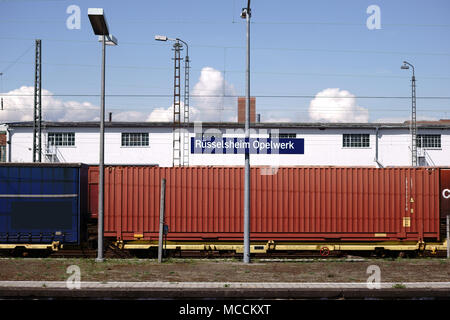 Eisenbahn Waggons eines Gueterzuges auf dem Bahnsteig Rüsselsheim Opel Werk. Stockfoto