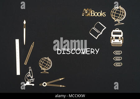 Das Konzept der Schule, text Discovery mit Schulmaterial Spanplatte Miniaturen auf Tafel platziert Stockfoto