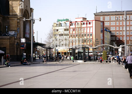 Koblenz, Deutschland - April 08, 2018: Reisende und Passanten durch das Sitzen auf dem Bahnhofsvorplatz vor dem Hauptbahnhof sind bei gutem Wetter auf Ap Stockfoto