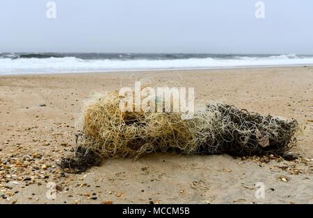 Große Stapel von verschlungenen Angelschnur gewaschen oben am Ufer eines entfernten Strand am Cape Henlopen State Park, Maryland, USA Stockfoto