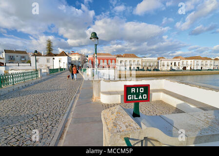 Paar mit Hund Kreuzung mittelalterliche Brücke in romantischen kleinen Stadt Stockfoto