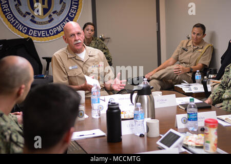 SAN DIEGO (Feb. 5, 2018) Adm. Scott H. Swift, Kommandeur der US-Pazifikflotte, spricht mit Kriegsführung Taktiken Ausbilder (WTI) von der Naval Oberfläche und Mine Warfighting Development Center (SMWDC) während einer Diskussionsrunde am SMWDC Hauptquartier auf Naval Base San Diego, 24.02.5. SMWDC ist einer von fünf der Marine Warfighting Entwicklungszentren und seine Mission ist die Letalität und taktischen Kenntnisse der Oberfläche tritt in allen Bereichen zu erhöhen. (U.S. Marine Foto von Leutnant Matthew A. Stroup/Freigegeben) Stockfoto