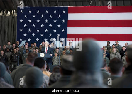 Uns service Mitglieder, Zivilisten und Mitglieder der japanischen Luft Self Defense Force hören, Vizepräsident Michael Pence, während eine Truppe sprechen, Feb 8, 2018 at Yokota Air Base, Japan. Der Vizepräsident hat eine Truppe sprechen sie mit US-amerikanischen und japanischen militärischen Mitglieder aus seiner Tour der Indo-Asia pazifischen Region zu starten. (U.S. Air Force Foto von XXXX) Stockfoto