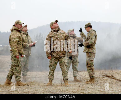 Die US-Armee Beobachter Trainer/Trainer (OC/T) beauftragt georgische Armee Beobachter Trainer/Ausbilder (OC/T's) aus der NATO-georgischen Gemeinsame Ausbildung und Evaluation Center, und US-Marines am Start signal Leuchtmittel Green Star Cluster während einer Mission Rehearsal Übung (MRE) an der 7th Army Training Befehl Hohenfels, Hohenfels, Deutschland, Feb 7, 2018. Die MRE ist ein US Marine Corps führen Übung mit rund 600 Georgische und 100 ungarische Soldaten von Feb.1-28, 2018. (U.S. Armee Foto: Staff Sgt. David Overson) Stockfoto