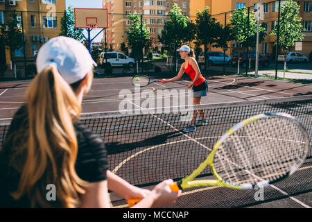 Zwei Frauen Tennis spielen im Freien Stockfoto