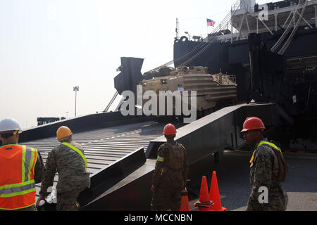 180206-N-IX 266-008 Laem Chabang, Thailand - ein amphibisches Fahrzeug rollt von der Rampe der Military Sealift Command (MSC) große, mittlere Geschwindigkeit, Roll-on/Roll-off-ship USNS Pililaau (T-AK 304) als Marines der Offload Vorbereitung Partei während eines Offload am Hafen hier im Support von Cobra Gold 2018, Feb 5 beobachten. Die USNS Pililaau ist Teil der maritimen Vorpositionierung Schiffe Staffel drei, bestehend aus einer Flotte von staatlichen Schiffen von MSC betrieben und ist in der Guam-Saipan im westlichen Pazifischen Ozean. CG18 ist ein Thailand und United States co-sponsored Übung durchgeführt. Stockfoto