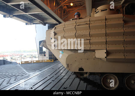 180206-N-IX 266-007 Laem Chabang, Thailand - ein amphibisches Fahrzeug verlässt, nachdem der militärischen Sealift Command (MSC) große, mittlere Geschwindigkeit, Roll-on/Roll-off-ship USNS Pililaau (T-AK 304) während einer Offload am Hafen hier die Ausrüstungen für die Cobra Gold 2018, Feb 5 zu liefern. Die USNS Pililaau ist Teil der maritimen Vorpositionierung Schiffe Staffel drei, bestehend aus einer Flotte von staatlichen Schiffen von MSC betrieben und ist in der Guam-Saipan im westlichen Pazifischen Ozean. CG18 ist ein Thailand und United States co-sponsored Übung jährlich im Königreich Thailand durchgeführt. (U Stockfoto