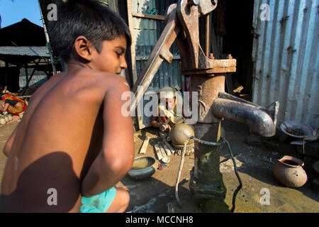 Keramik ist eine qualifizierte Tätigkeit, wobei unterschiedliche Materialien wie Erde, Porzellan und Steine verwendet werden. Ton Töpfern von Bangladesch, meist der Hin Stockfoto