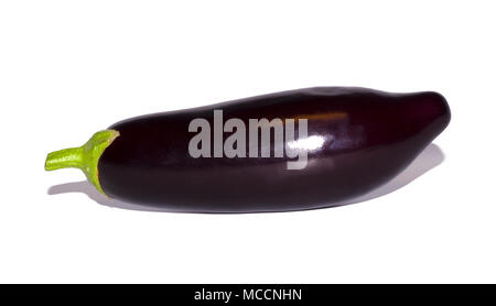 Violett Aubergine auf weißem Hintergrund. Gemüse, Objekt Stockfoto