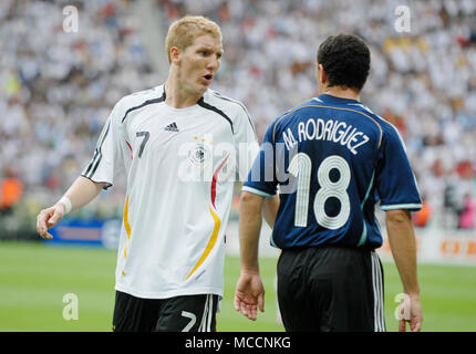 Olympiastadion Berlin Deutschland, 30.6.2006, FIFA WM-Viertelfinalspiele, Deutschland gegen Argentinien 4:2 nach Elfmeterschiessen --- Bastian Schweinsteiger (GER) und Maxi Rodriguez in einem Kampf nach dem Spiel Stockfoto