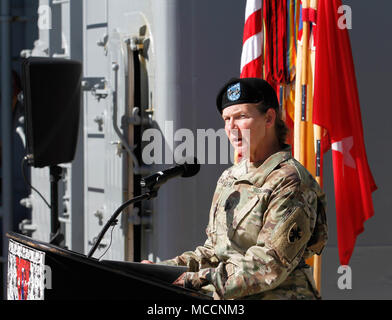 Generalmajor Susan A. Davidson, Kommandierender General des 8 Theater Sustainment Command, spricht während einer Segen Zeremonie für die Logistik Support Vessel-3 Gen. Brehon B. Somervell 6. Februar um Joint Base Pearl Harbor-Hickam. Die Zeremonie nicht nur begrüßte die LSV-3 Somervell in sein neues Zuhause bei JBPH-H, sondern auch die Uhren wieder auf die Mission und die Anforderungen an die aktive Armee als Teil des 8. Spezielle Truppen Bataillon, 8. TSC. Vor seinem Eintritt in die Flotte des 8. TSC, die LSV-3 Somervell verbrachte den größten Teil seiner Armee Karriere unter der Kontrolle der US-Armee finden. (U.S. Armee p Stockfoto