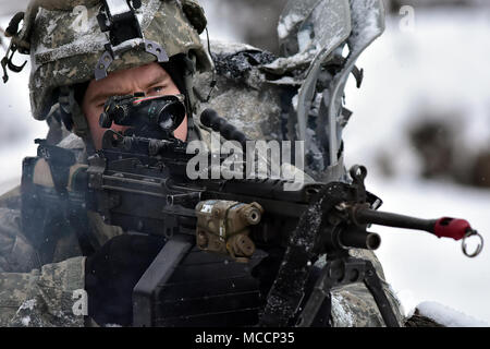 Spc. Ryan Howell, B-Company, 1.BATAILLON, 5 Infanterie Regiment, 1 Stryker Brigade Combat Team, 25 Infanterie Division, Angriffe auf das Ziel während des Betriebs der Punchbowl, Feb 6, 2018, im-Training Strecke auf einer gemeinsamen Basis Elmendorf-Richardson. Eine Übung, die kurzfristiger Einsatz übung Arktis Schub, der Punchbowl erlaubt 1-5 Infanterie die Gelegenheit für ein Bataillon kombinierte Waffen live-fire Übung auf JBER reicht, fast 350 Kilometer von zu Hause entfernt am Fort Wainwright zu trainieren. (Armee Foto/John pennell) Stockfoto