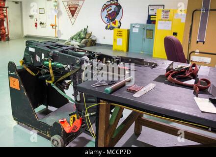 Eine F-15 Eagle Schleudersitz sitzt im 18 Component Maintenance Squadron egress Shop bei Kadena Air Base, Japan, Feb 7, 2018. Mitglieder der Ausstieg die Sicherheit der Piloten zu gewährleisten, indem Sie sicherstellen, dass die schleudersitze Kraftstoffpflege zuverlässige und bereit sind, im Notfall zu verwenden. (U.S. Air Force Foto von älteren Flieger Jessica H. Smith) Stockfoto